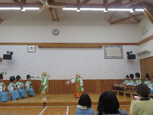 島の文化「神楽」を披露する園児
