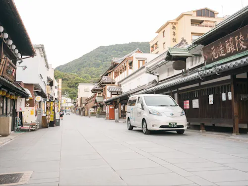 由緒ただしい街並みを背景に暮らす