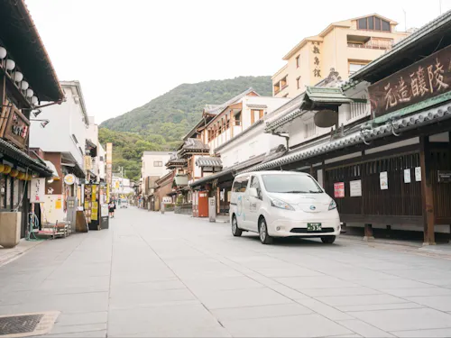 由緒ただしい街並みを背景に暮らす