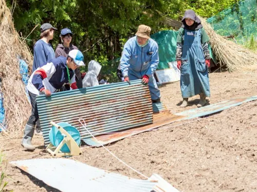 みんなで協力して作業を進めます
