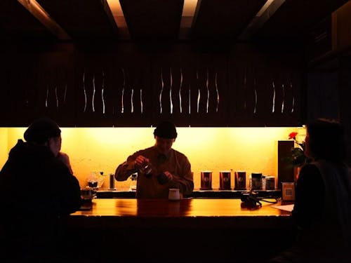 カウンターで出汁ドリップやコーヒーを淹れる東野さん