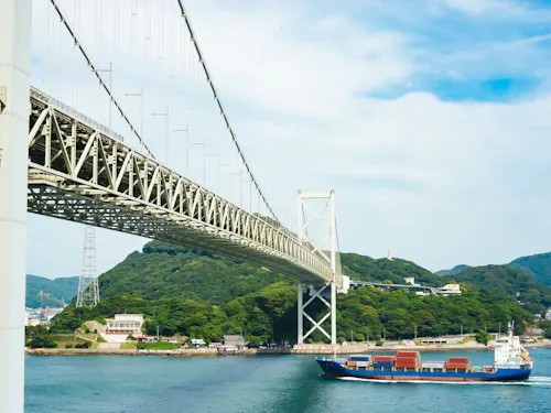 山口県下関市と福岡県北九州市を結ぶ関門海峡