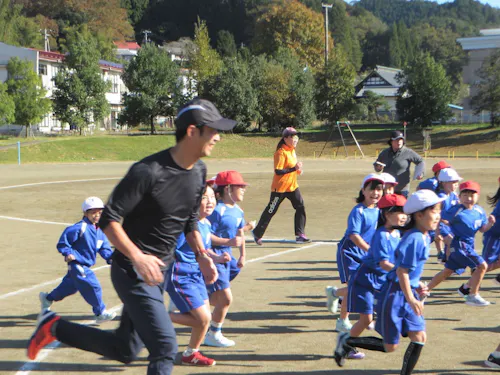 子どもたちに楽しく体の使い方を教えるマラソン練習教室を実施しています
