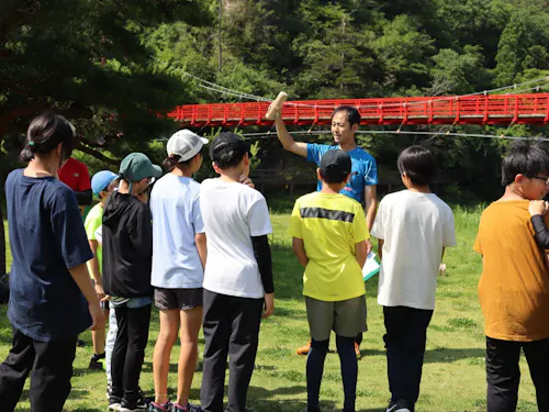 大自然のなかで子どもたちにスポーツを教えることができます