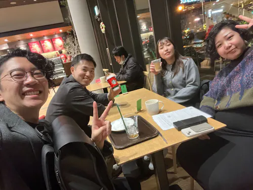 常に対話しながら仕事を進める仲間たち(多賀城市立図書館内カフェにて)