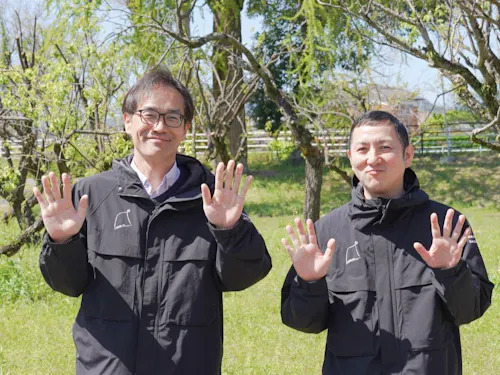 一緒に活動する松丸(左)、松尾(右)