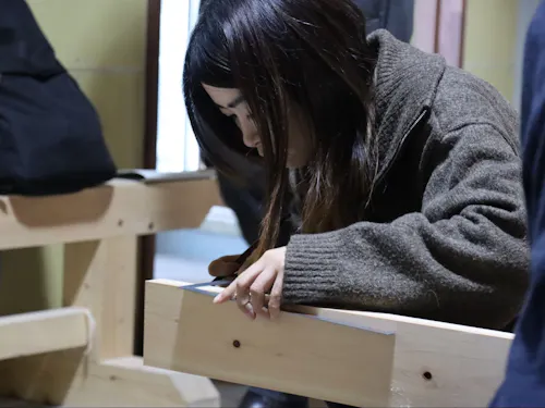 DIY体験では、大工さんからDIYで使用する工具の扱い方を学びます