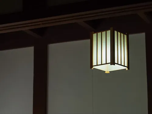 建物内にいくつか残るレトロな照明
