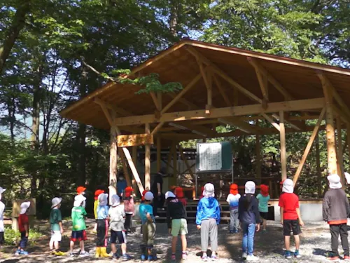 伊那西小学校の「森の教室」