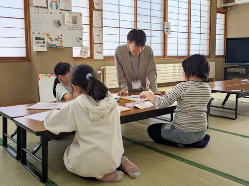 宿題をしている小学生の様子を見守ります。
