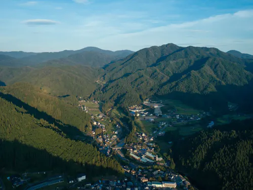 村の面積の9割が森を占め、一級河川の源流が流れる。