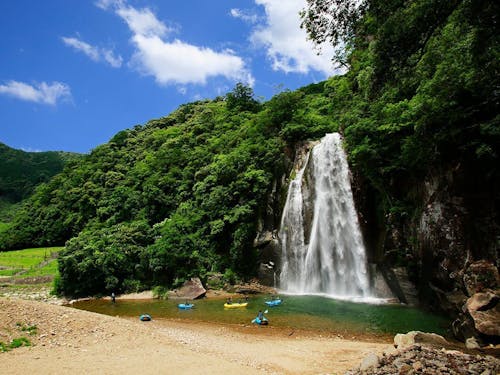 滝つぼはテントサウナのクールダウンにも使われる「飛雪の滝」