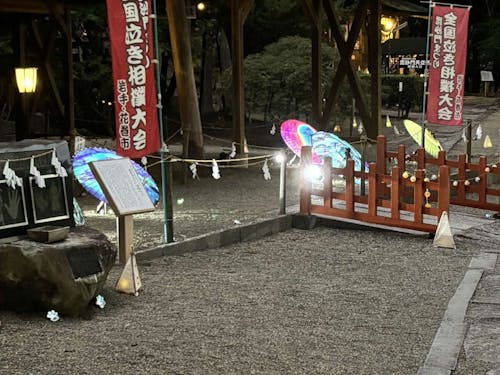 「成島和紙夢灯り展2024秋の陣in成島」の和紙ランプシェードなどを見学