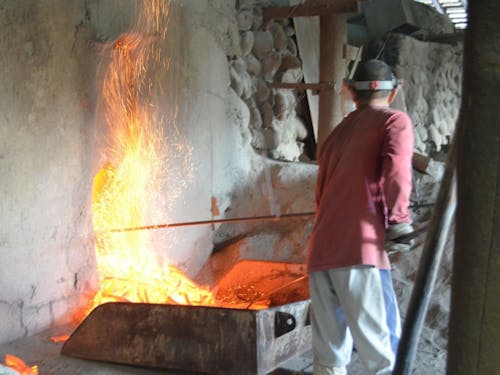 窯出し作業の様子。窯からは出来立ての炭とともに熱風が吹き出す。