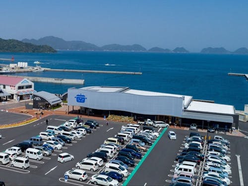 海辺に位置するセンザキッチン