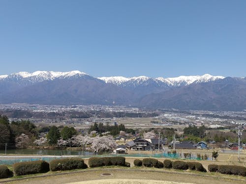 市の東側から見る街の様子と中央アルプス