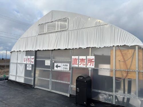 ハウスの中が直売所。売り切れ次第終了です。