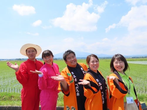令和5年度つがる市地域おこし協力隊メンバー(中央は当協会職員上東)