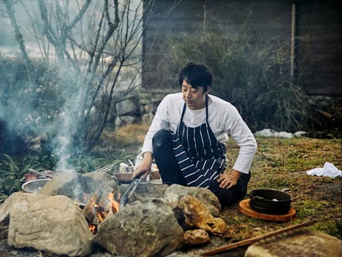 世界を渡った岡本シェフ。ツアー内で岡本シェフの料理が食べられます。