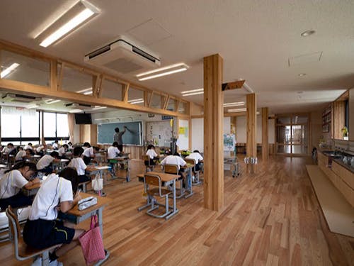 日あたり良好で開放的な教室