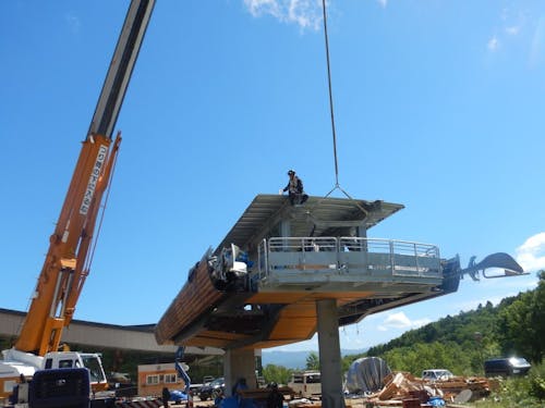 索道建設の作業の様子
