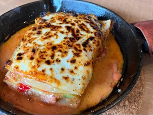 永塚さんの提供する地元食材たっぷりの米粉ラザニア