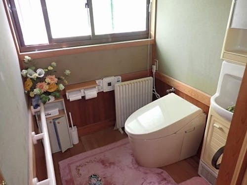 トイレは下水道接続済み。設備も比較的新しい。