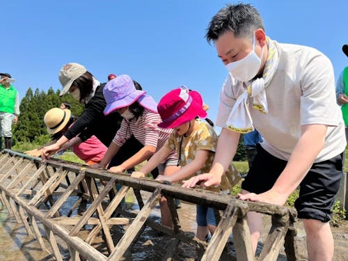 みんなで泥んこになって田植え体験!