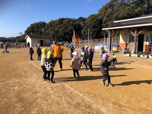 広い園庭でお友達とわいわい!