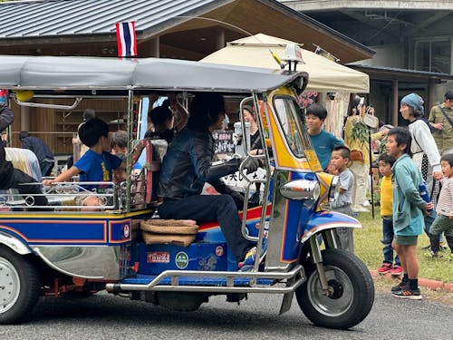 子どもに大人気のトゥクトゥク