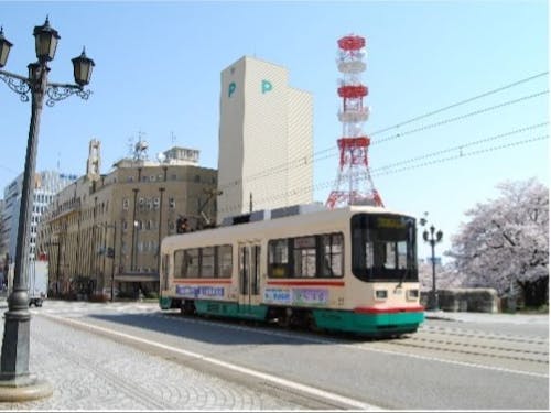 富山市街を走る路面電車