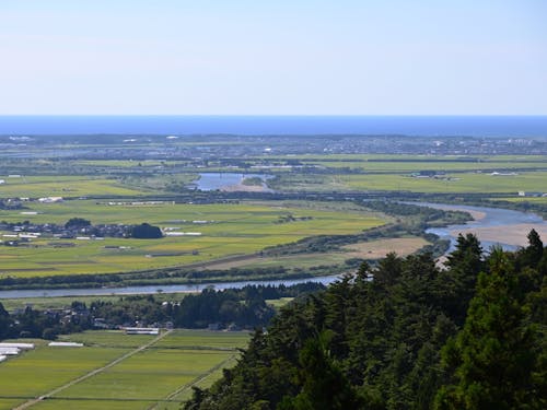 庄内平野、最上川、日本海を一望することができる「眺海の森」