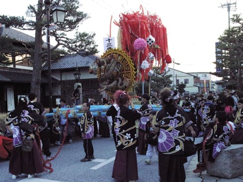まつり本番。くじで決まった順に並んで、各左義長が旧市街の各地を巡ります