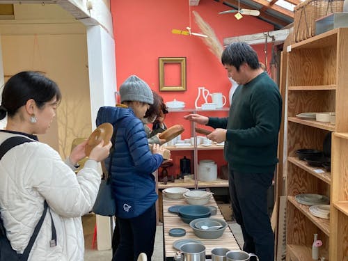 店内には、オリジナル&セレクトされた商品・古いものがミックスされて並んでいます