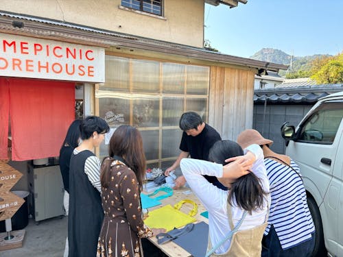 私のまち歩きイベントで、シルクスクリーンプリント体験をしてもらったときの様子