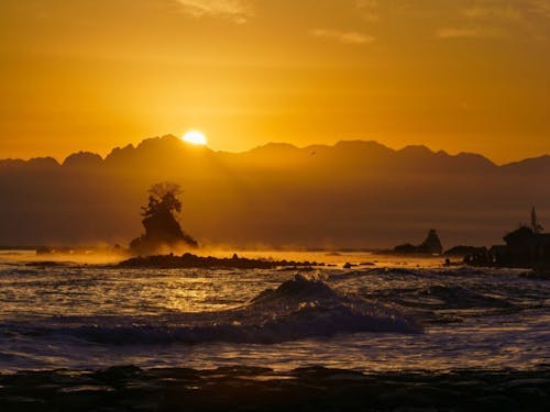 国定公園 雨晴海岸 朝日に染まる姿も息をのむ美しさ