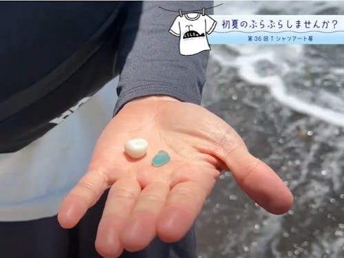 シーグラスやサンゴや漂流物を拾いながら