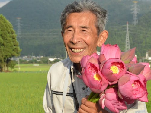 笑顔がまぶしいハス農家の井上さん