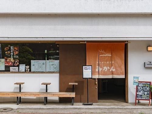 おんせん図書館みかんは商店街に面しており、観光客がふらっと訪れることも。