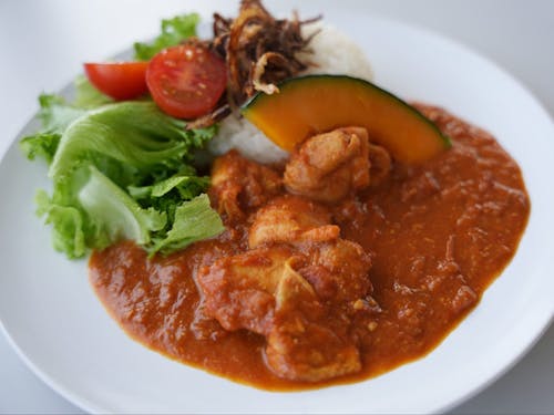 大津島の食材を生かしたメニューが楽しめる「島食堂 ひなた」のチキンカレー