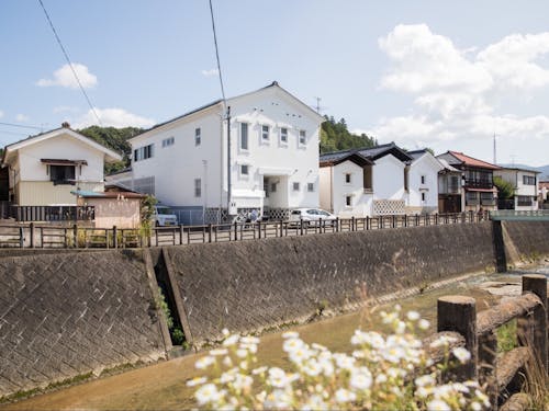 【町の様子】蔵のある街並みと川のせせらぎが調和する町