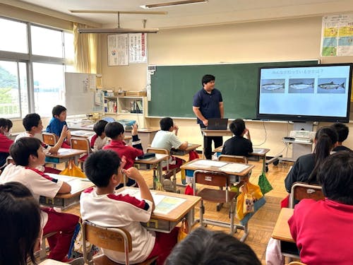 学校で授業をしている様子