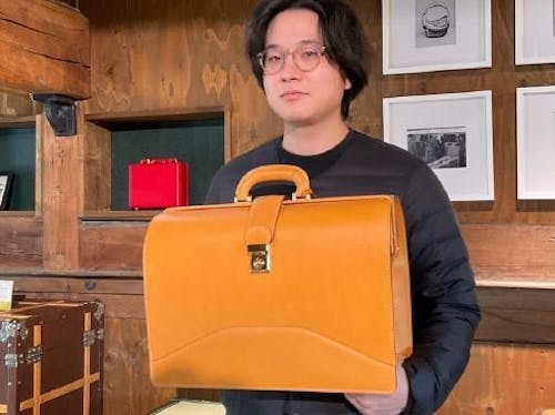 豊岡市内の鞄企業で活躍する卒業生