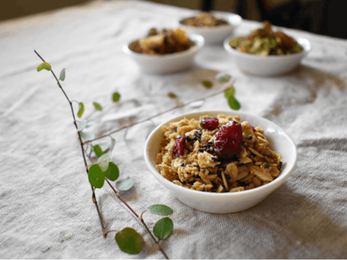 ソーシャルビジネスの例:豊岡で栽培された大麦などを使用したグラノーラ。
