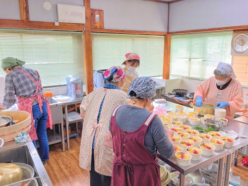 お弁当作りをする地域の方々