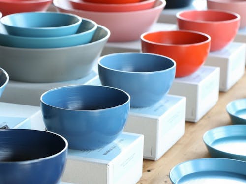 色鮮やかな漆器は自社ブランドの「RIN&CO.」