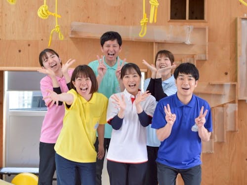 明るく温かい雰囲気の中で、子どもと向き合い、保護者と対話を重ねる日々