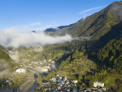 険しい山々に囲まれる山間地域 今は新緑が眩しい季節🌱