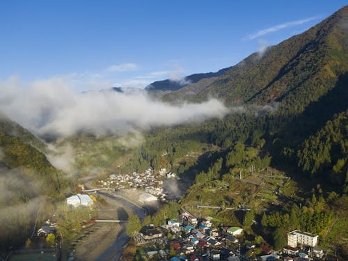 険しい山々に囲まれる山間地域 今は新緑が眩しい季節🌱