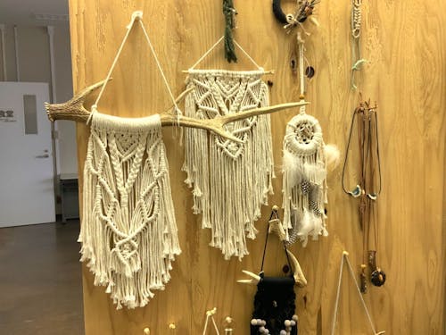 駆除された鹿の角を加工した製品も制作している